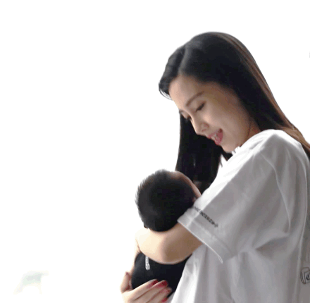 杨幂和baby谁当妈更称职？看她们抱娃姿势(10) 第10页