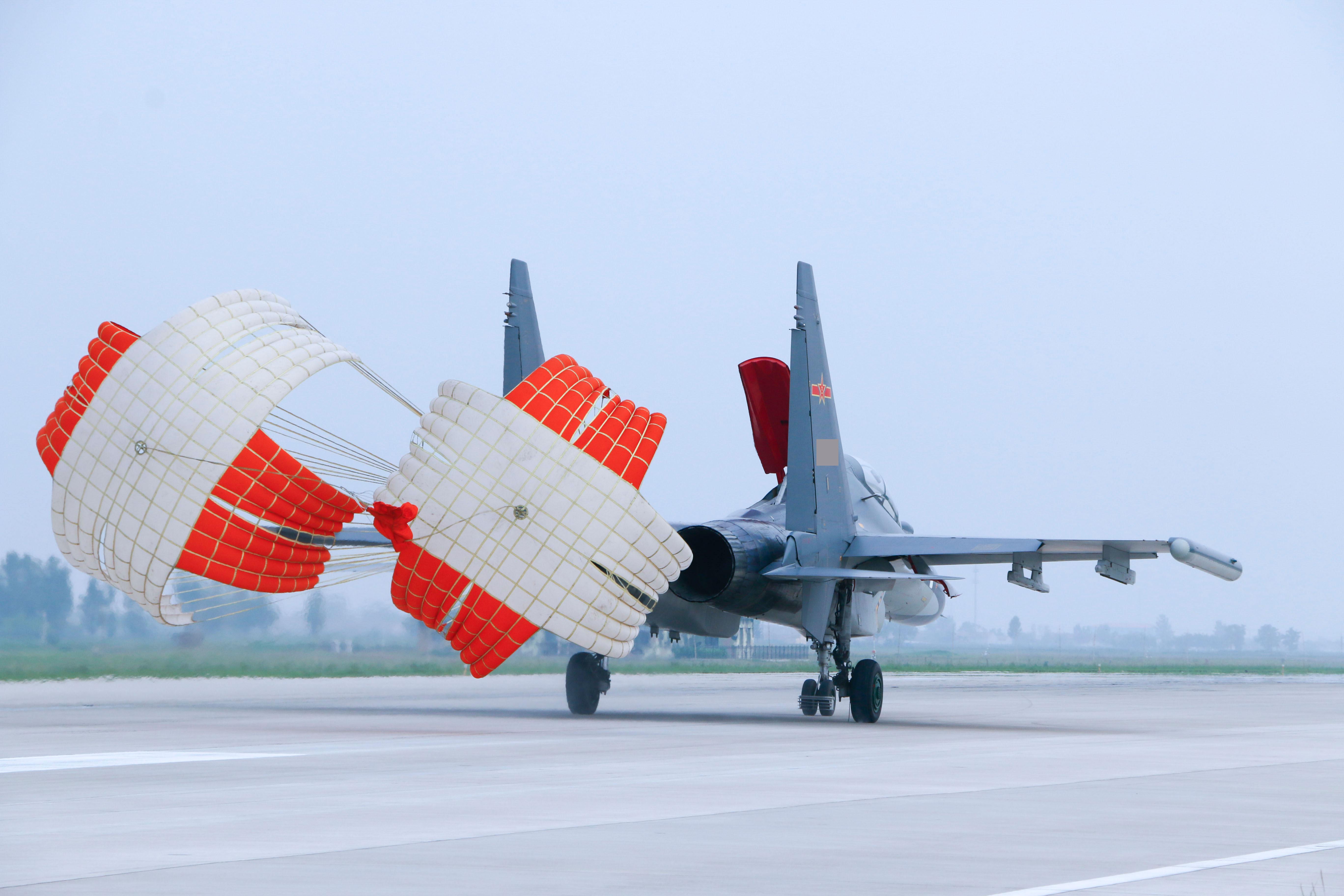 中国空军苏-30战斗机飞行训练高清大图_图片新闻_东方头条