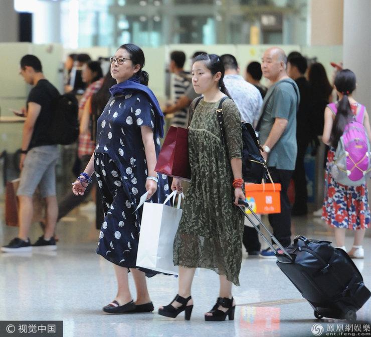 58岁倪萍穿宽松衣素颜现身机场 身边小姑娘帮忙提着行李(5) 第5页