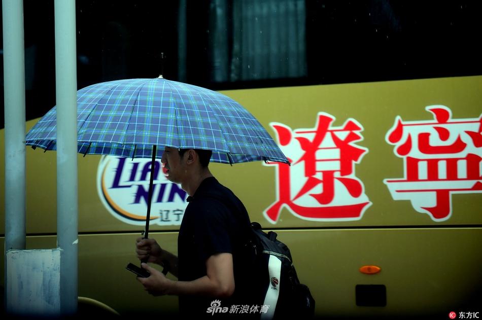 周琦冒雨前往训练场 第1页