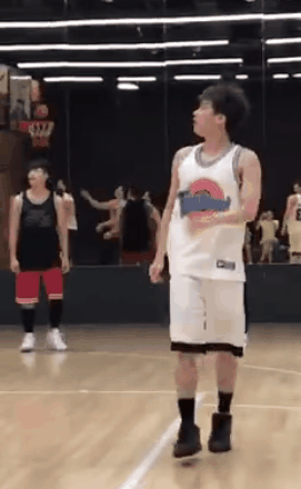 网友偶遇李易峰打篮球 小动作苏爆了！ 第1页