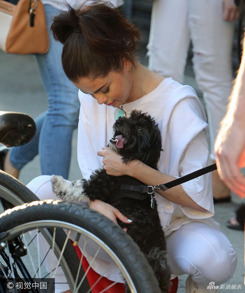 组图：恋爱中的女人！赛琳娜抱萌犬爱抚超有爱 第1页