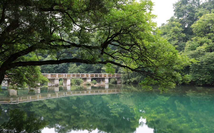 依山傍水的花溪公园美丽景色 第1页