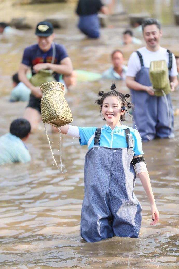 唐艺昕抓鱼笑得像宝宝 五喜丸子头超可爱！ 第1页