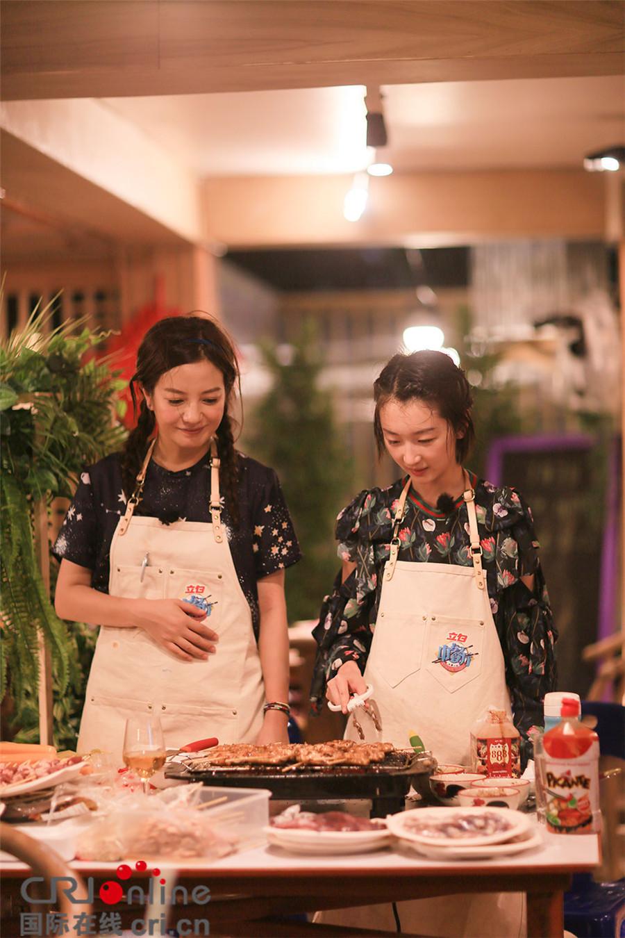 赵薇《中餐厅》 做火锅人气高 客人冒雨来吃 第1页