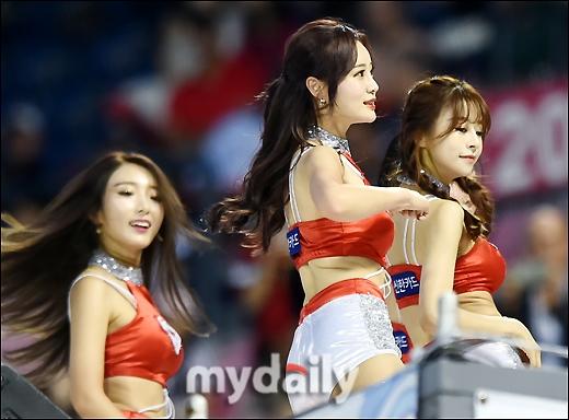 组图：韩国啦啦队助阵棒球比赛 穿着清凉跳热舞 第1页