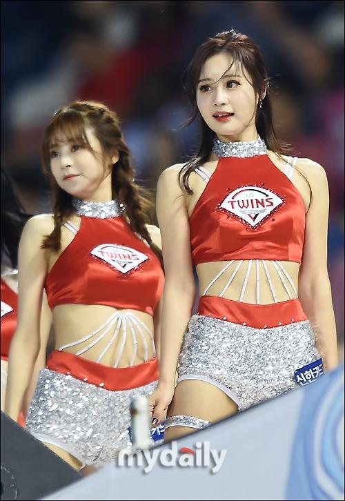 组图：韩国啦啦队助阵棒球比赛 穿着清凉跳热舞(2) 第2页