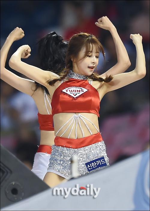 组图：韩国啦啦队助阵棒球比赛 穿着清凉跳热舞(3) 第3页