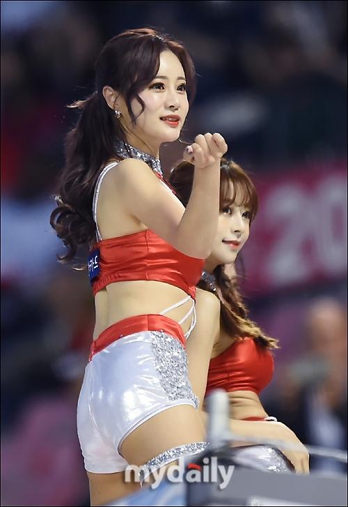组图：韩国啦啦队助阵棒球比赛 穿着清凉跳热舞(5) 第5页