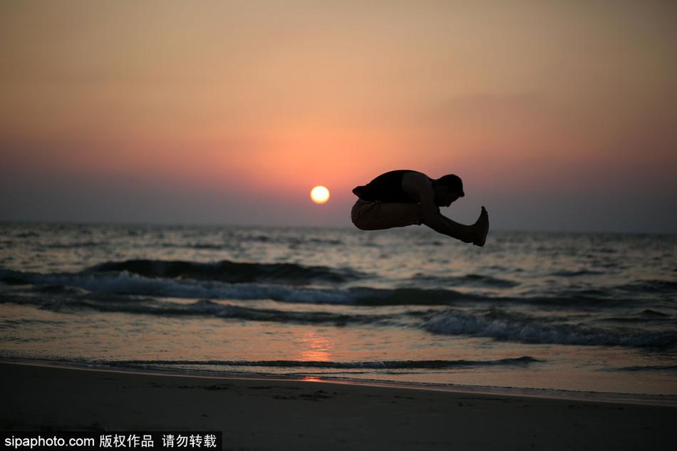 加沙青年海滩黄昏下玩跑酷 超酷剪影美如画 第1页