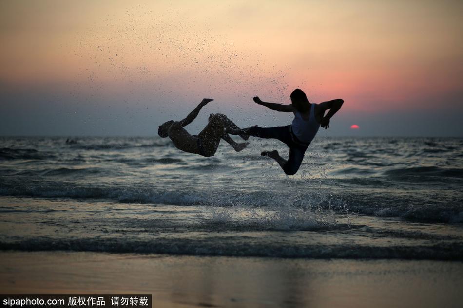 加沙青年海滩黄昏下玩跑酷 超酷剪影美如画(2) 第2页