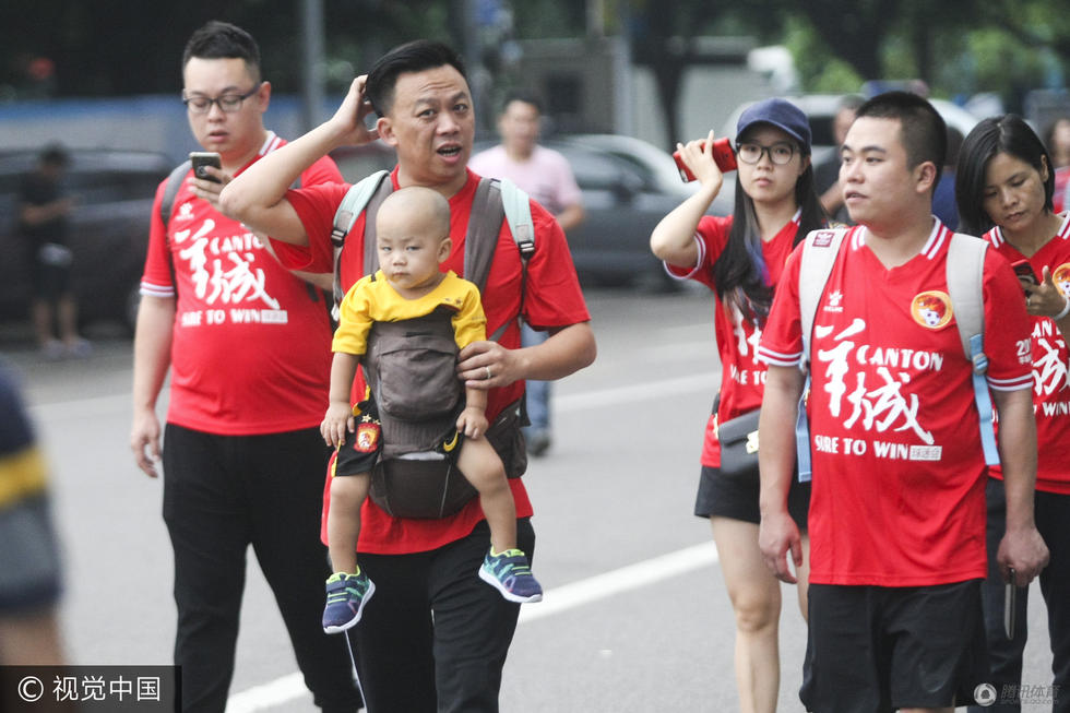 高清：力帆战恒大球迷场外集结 美女热裤抢镜(9) 第9页