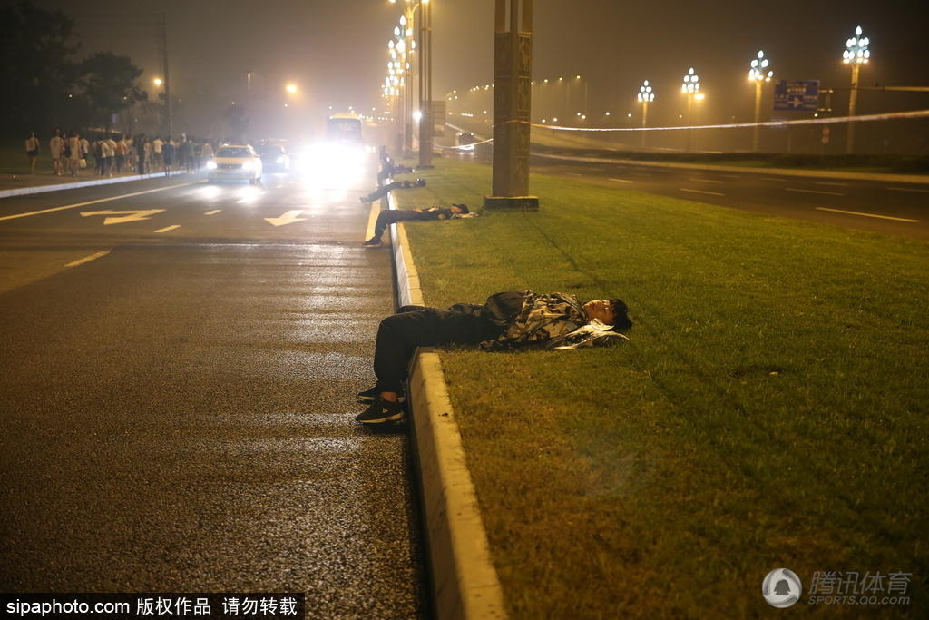 高清：成马保安连夜值班 路边睡草坪让人心疼 第1页