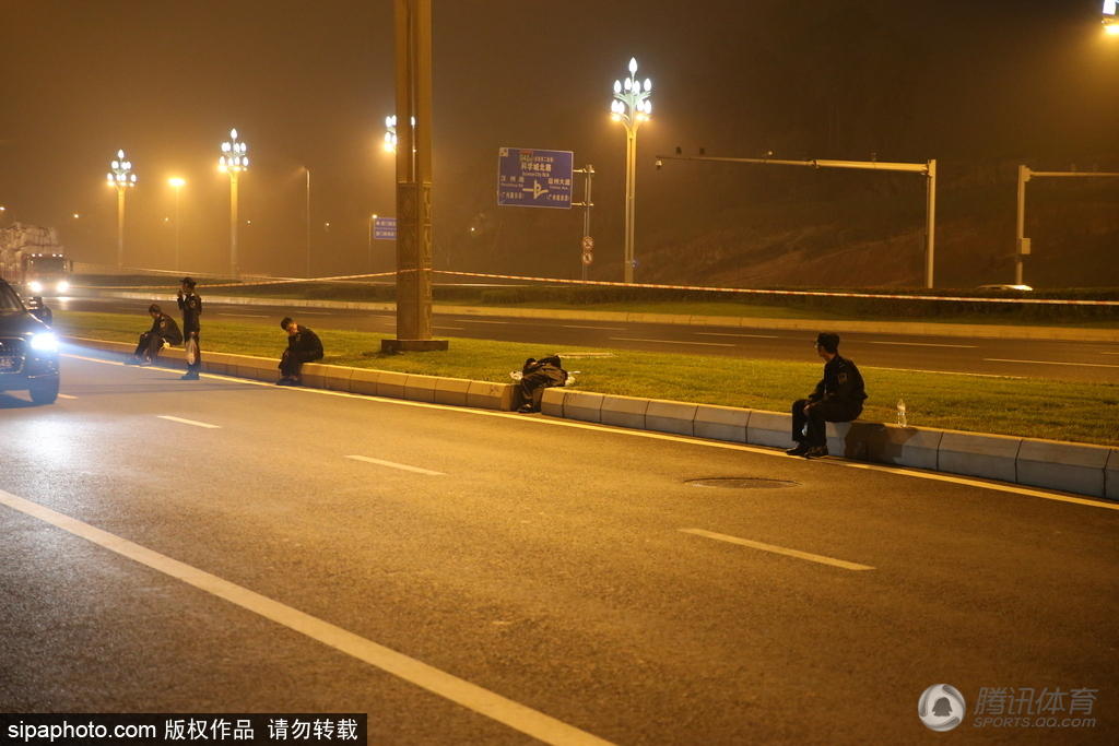 高清：成马保安连夜值班 路边睡草坪让人心疼(3) 第3页