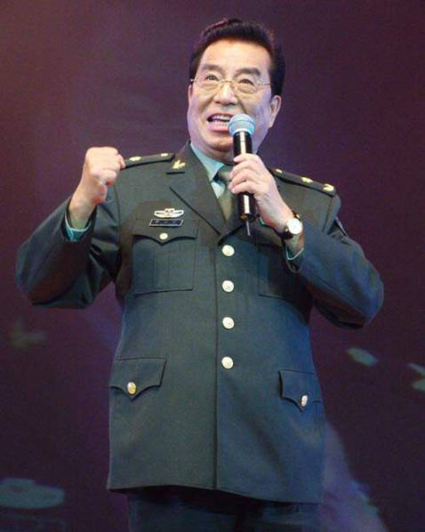 78岁李双江出席发布会 老当益壮精神抖擞