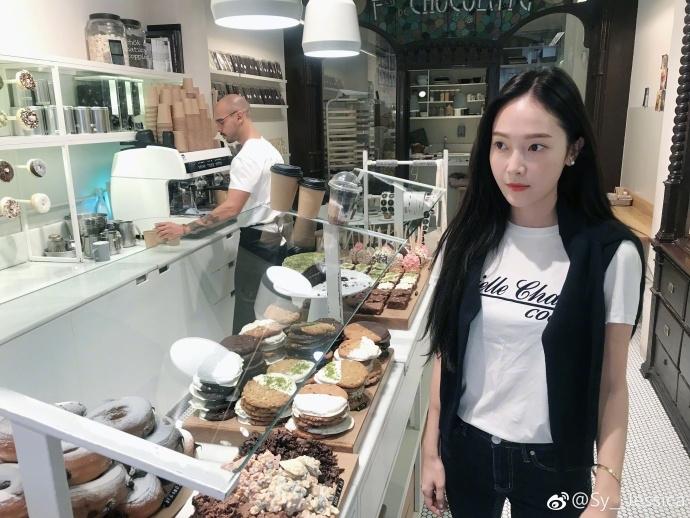 组图：Jessica橱窗前悠闲挑饼干 气质柔美侧颜迷人 第1页