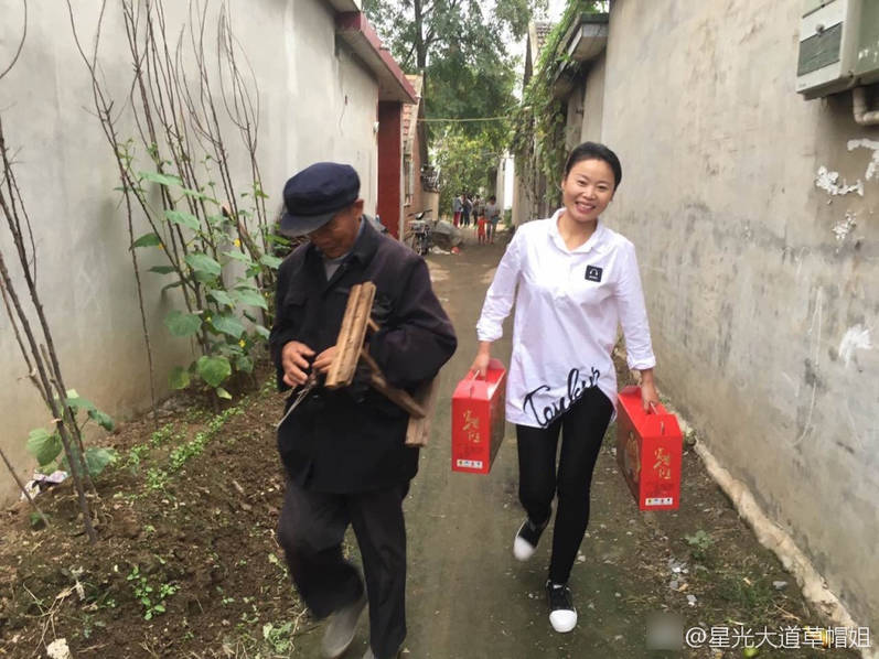 “草帽姐”徐桂花回老家过节 一身朴素装扮十分亲切 第1页