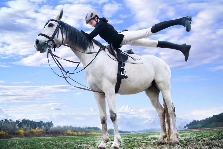 组图：孙嘉璐曝率性骑马写真 清纯玉女展英姿飒爽 第1页