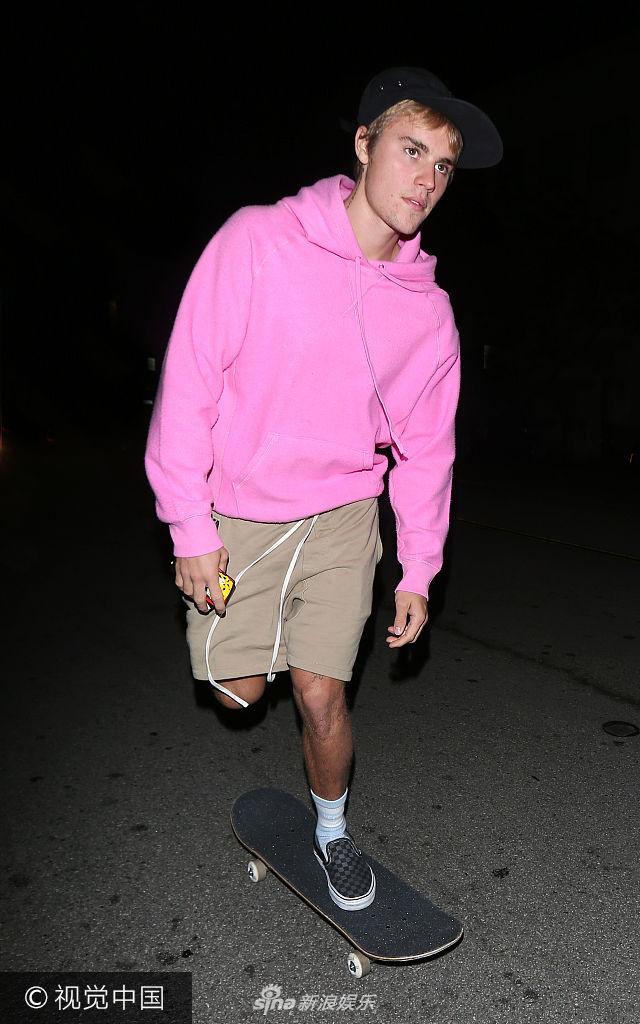 比伯玩滑板现身洛杉矶街头 穿粉色连帽卫衣骚气无比
