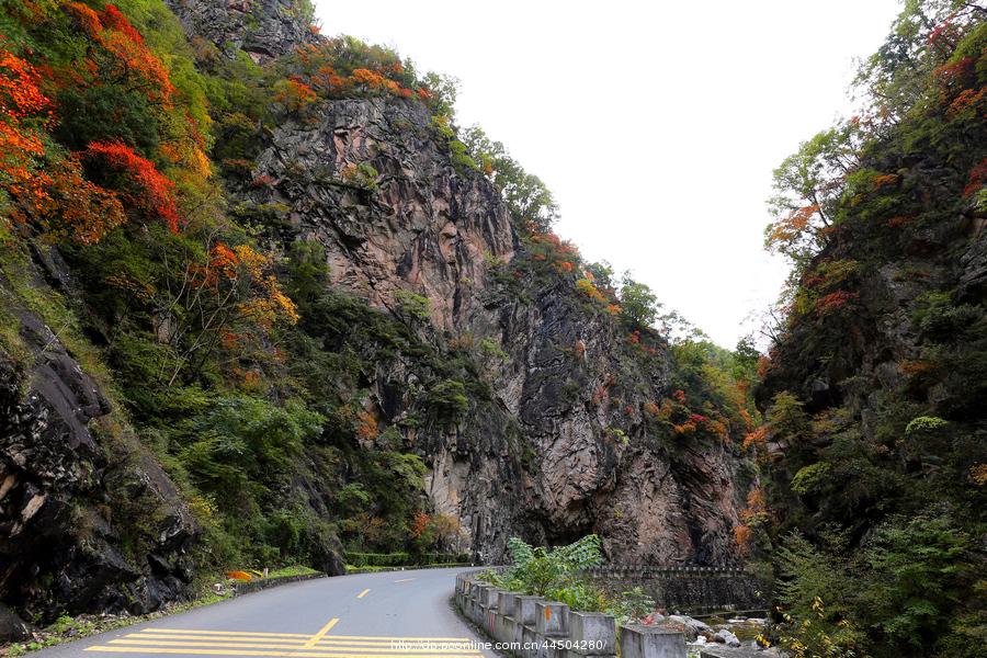 秦岭分水岭南坡峡谷 第1页