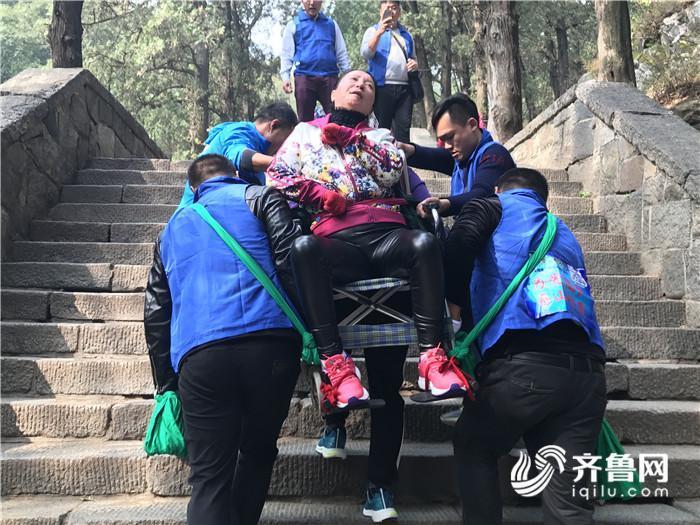 组图：男子背瘫痪妻子爬上泰山 历经8小时登顶(3) 第3页