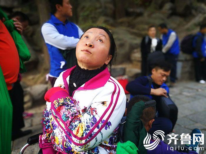 组图：男子背瘫痪妻子爬上泰山 历经8小时登顶(6) 第6页