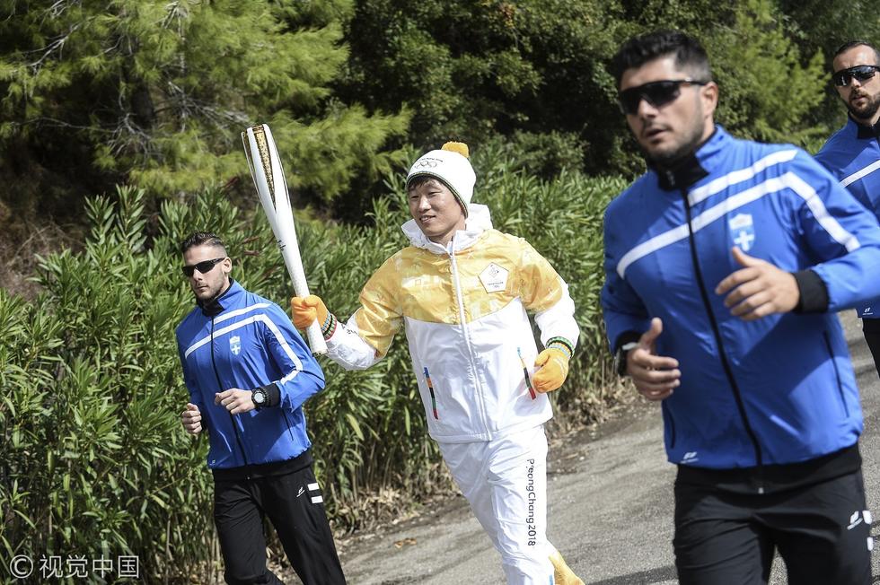 平昌冬奥会圣火采集仪式举行 朴智星接过火炬(3) 第3页