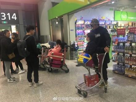 组图：网友机场偶遇嗯哼小泡芙 嗯哼全程超乖巧听话(8) 第8页