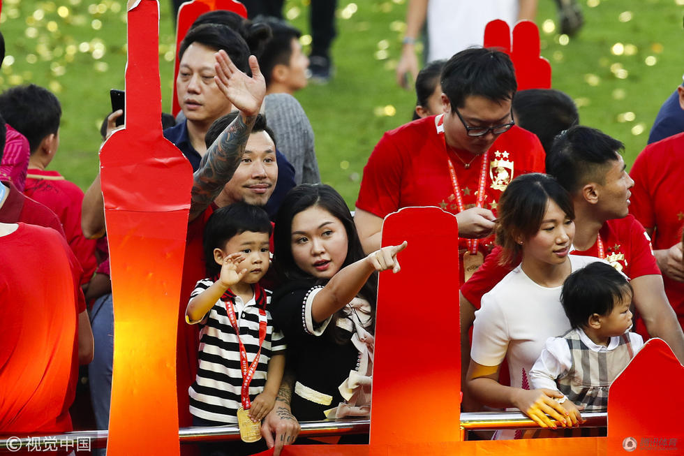 高清：恒大太太团场外斗艳 集体比心庆祝夺冠(12) 第12页