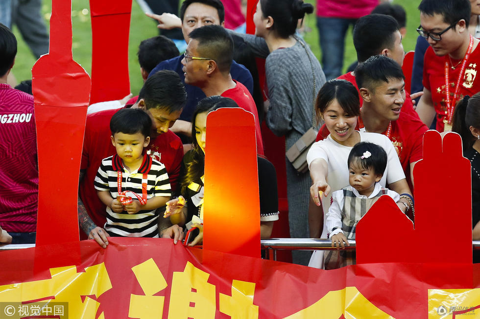 高清：恒大太太团场外斗艳 集体比心庆祝夺冠(10) 第10页