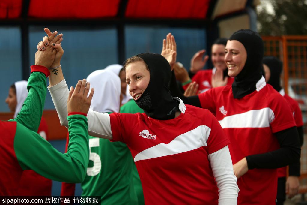 入乡随俗！德国女子橄榄球队到访德黑兰与伊朗队过招 队员戴头巾参加比赛 第1页