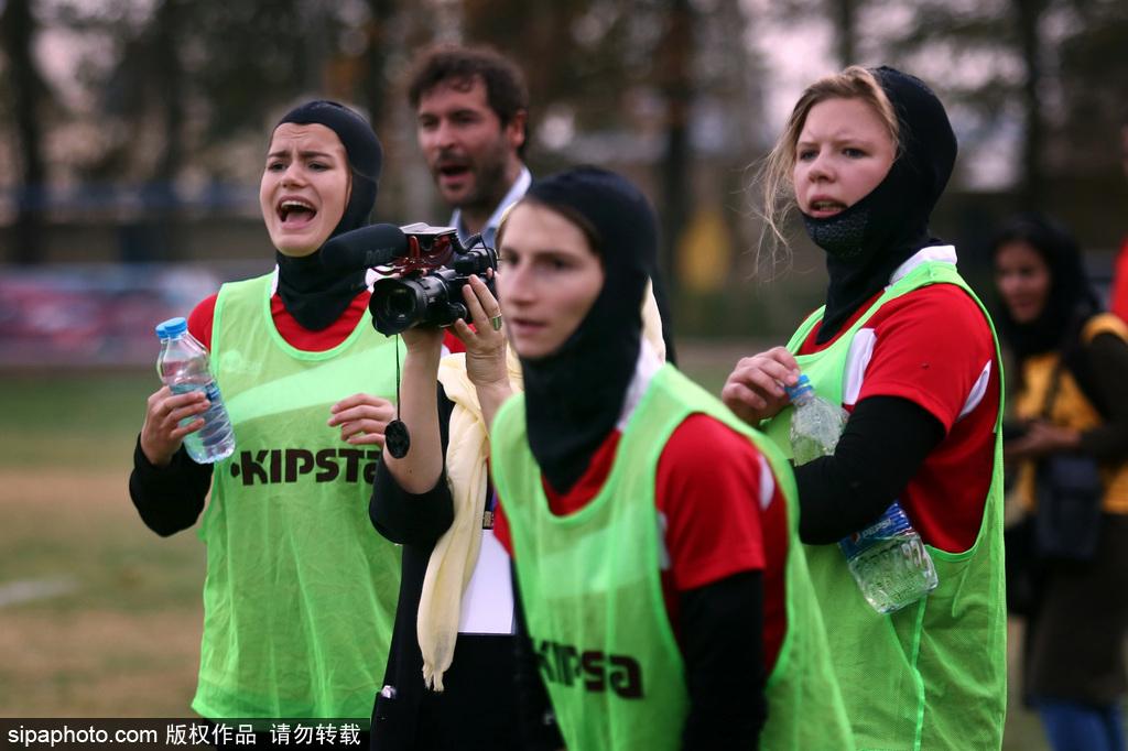 入乡随俗！德国女子橄榄球队到访德黑兰与伊朗队过招 队员戴头巾参加比赛(7) 第7页