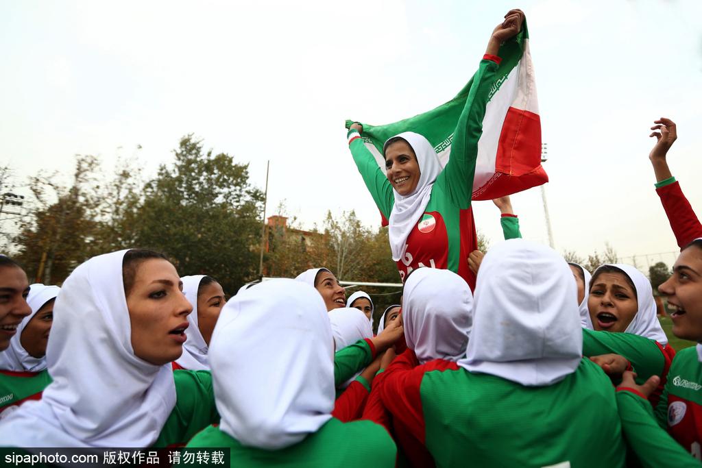 入乡随俗！德国女子橄榄球队到访德黑兰与伊朗队过招 队员戴头巾参加比赛(9) 第9页