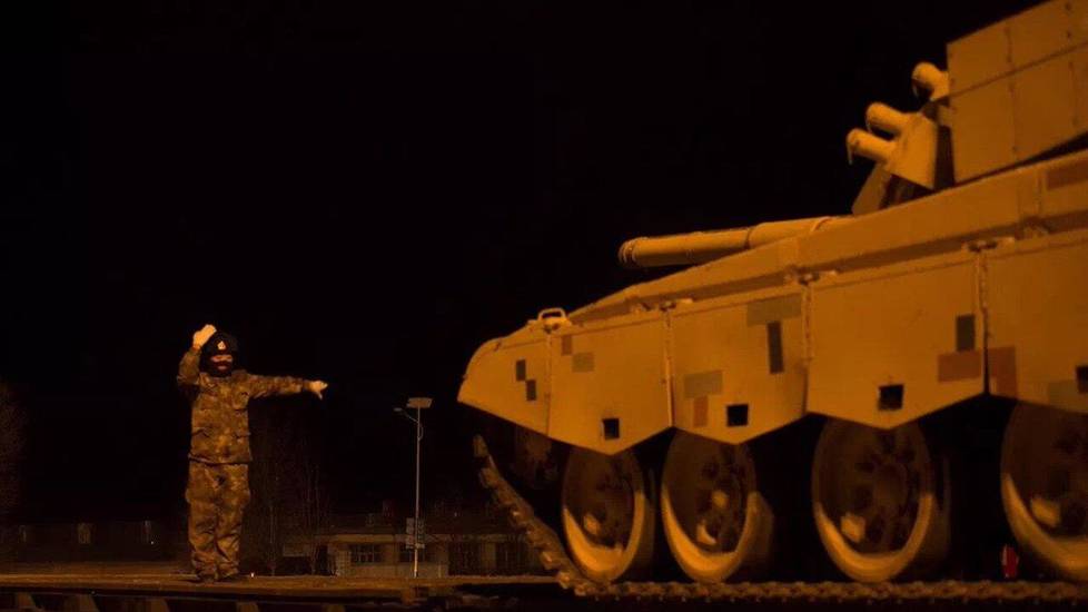 首见99坦克新型荒漠迷彩 涂装也是战斗力 第1页