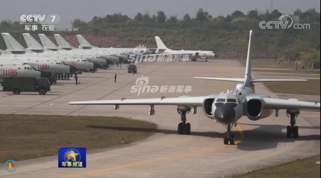 我军这画面比较猛：基地中11架战神大轰同时亮相 第1页