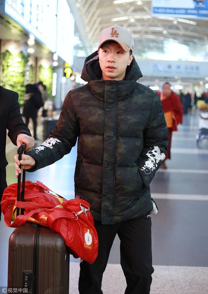 2017年12月4日,北京,马龙独自现身机场,轻装出行身边