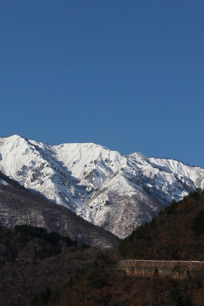 雪山下的钢索桥 第1页