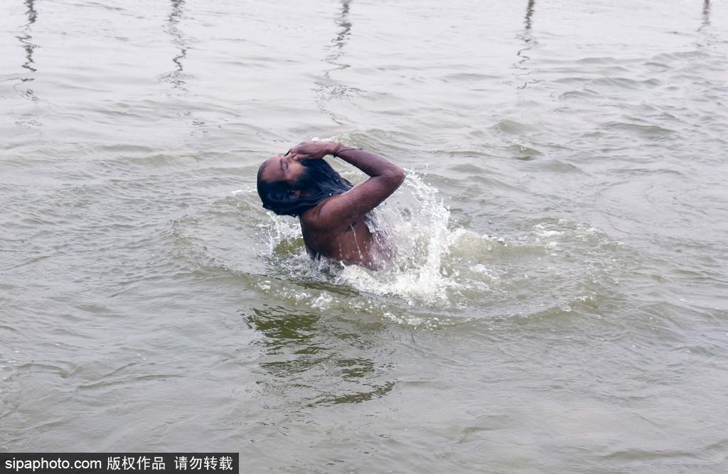 印度阿拉哈巴德庆祝大壶节 圣水沐浴洗清罪孽(20) 第20页