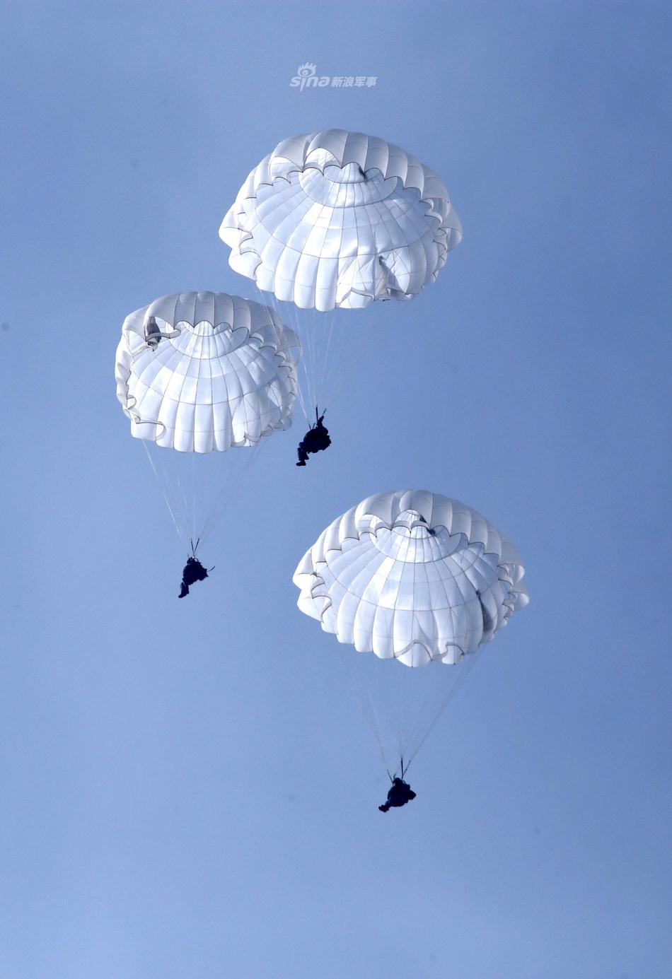 神兵天降！解放军空降兵某部大型运输机跳伞训练 第1页