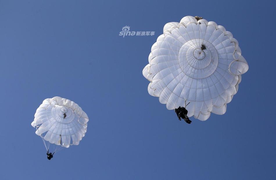 神兵天降！解放军空降兵某部大型运输机跳伞训练(2) 第2页