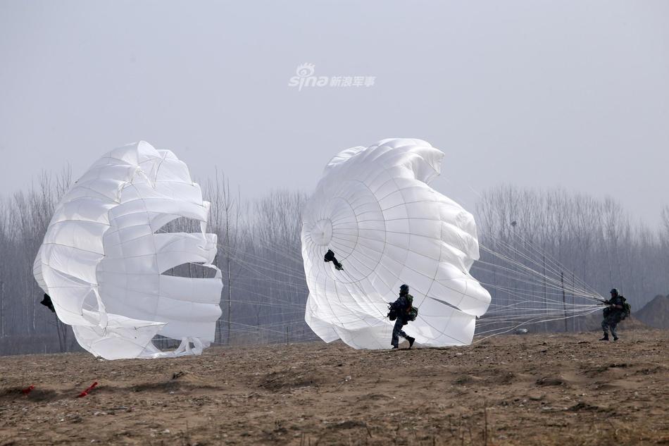 神兵天降！解放军空降兵某部大型运输机跳伞训练(4) 第4页