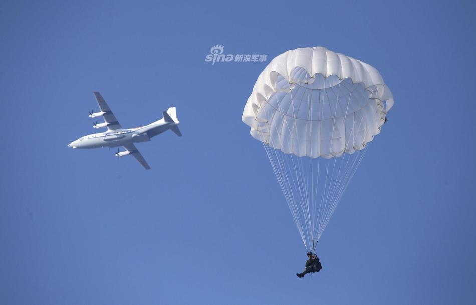 神兵天降！解放军空降兵某部大型运输机跳伞训练(5) 第5页