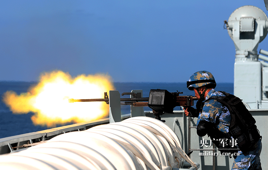 海军护航编队在亚丁湾海域组织实弹射击训练 第1页