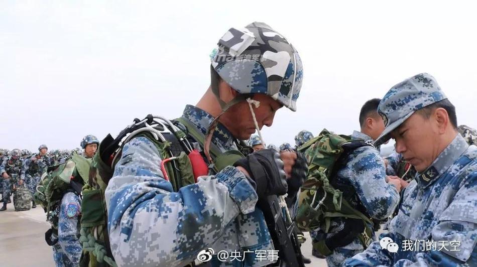 战神下凡！我空降兵雷神突击队全副武装跳伞训练(7) 第7页