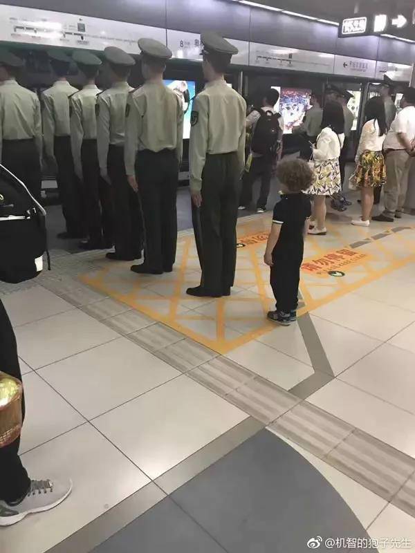 "榜样的力量"遍布京城地铁 揭秘地铁执勤战士的一天 第1页