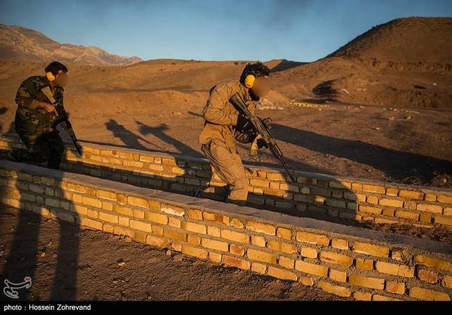 伊朗民兵训练：俄式武器搭配欧美范儿的战术动作 第1页