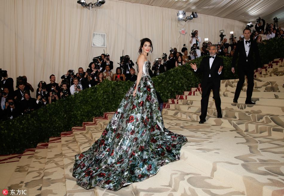 阿迈勒-克鲁尼亮相Met Gala 印花长裙配裤装风情依旧 第1页