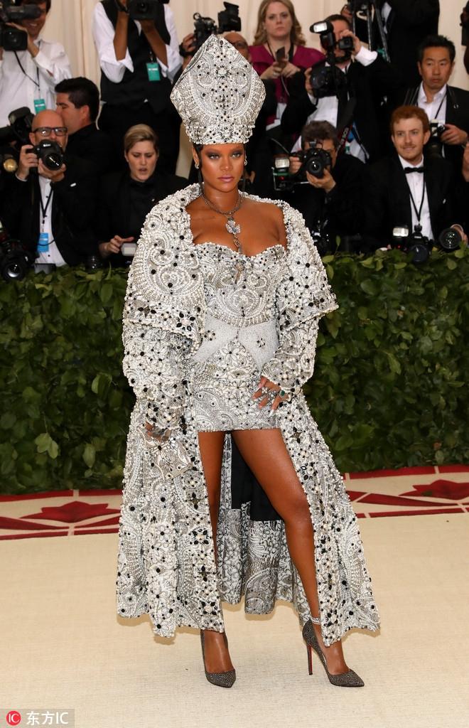 Rihanna华丽变身亮相Met Gala 大秀霸气女王范 第1页