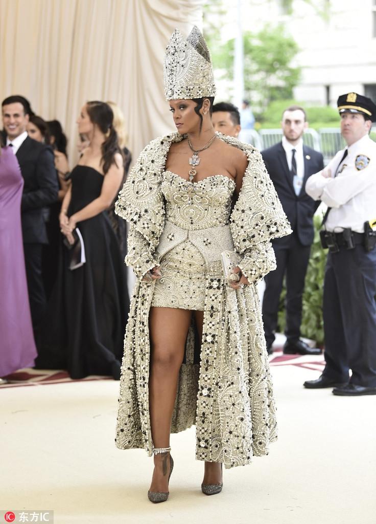 Rihanna华丽变身亮相Met Gala 大秀霸气女王范(4) 第4页