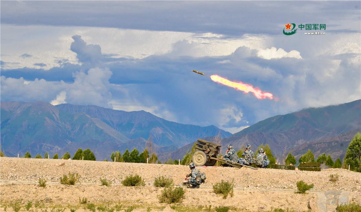 战神怒吼!西北高原,空降兵霸气实弹射击